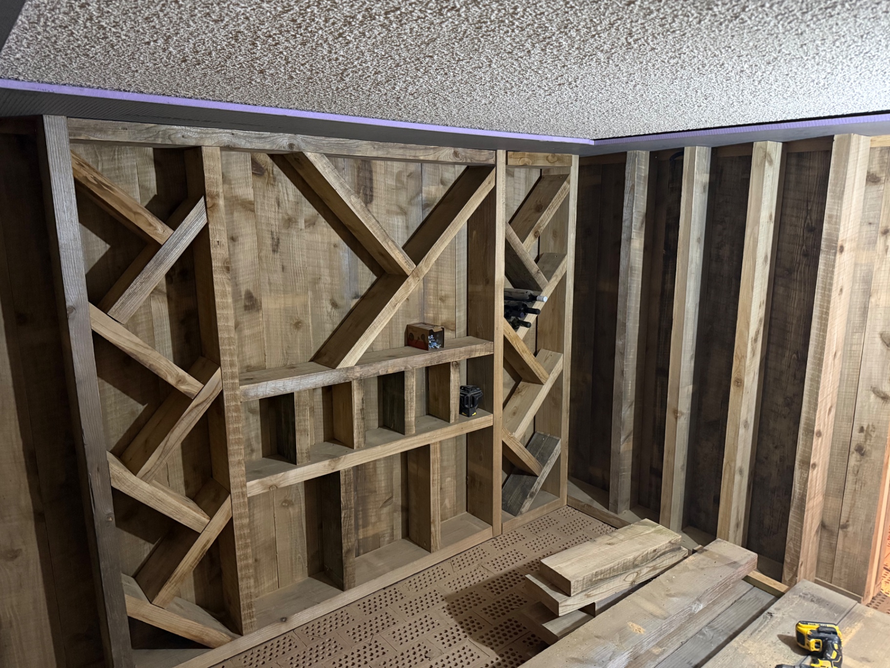 Détail des étagères et casiers en bois de la cave