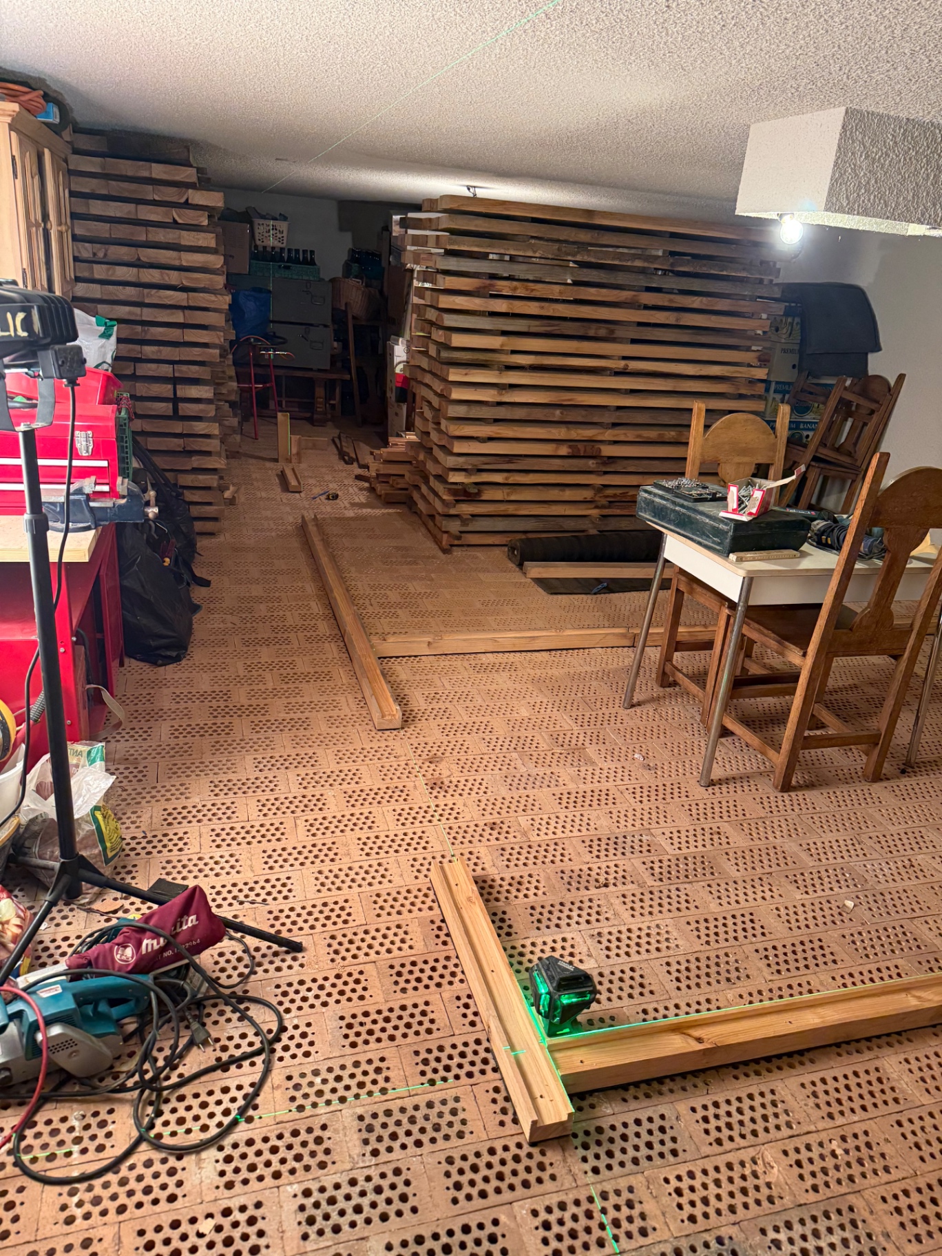 Structure bois en cours de montage dans une cave