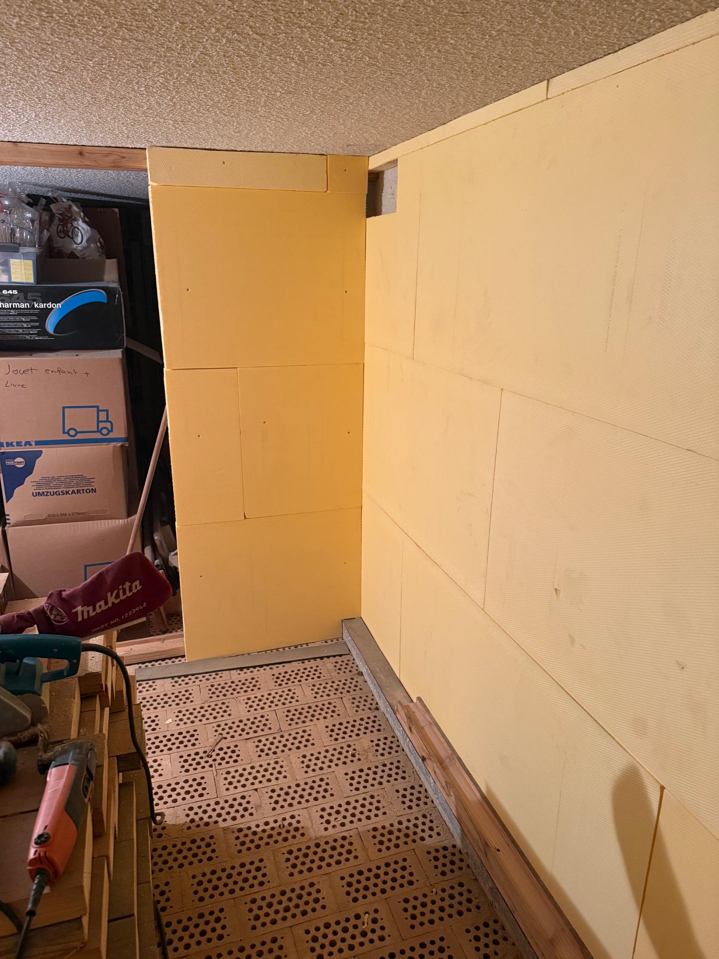 Couloir de cave isolé avec panneaux jaunes avant la pose du revêtement final