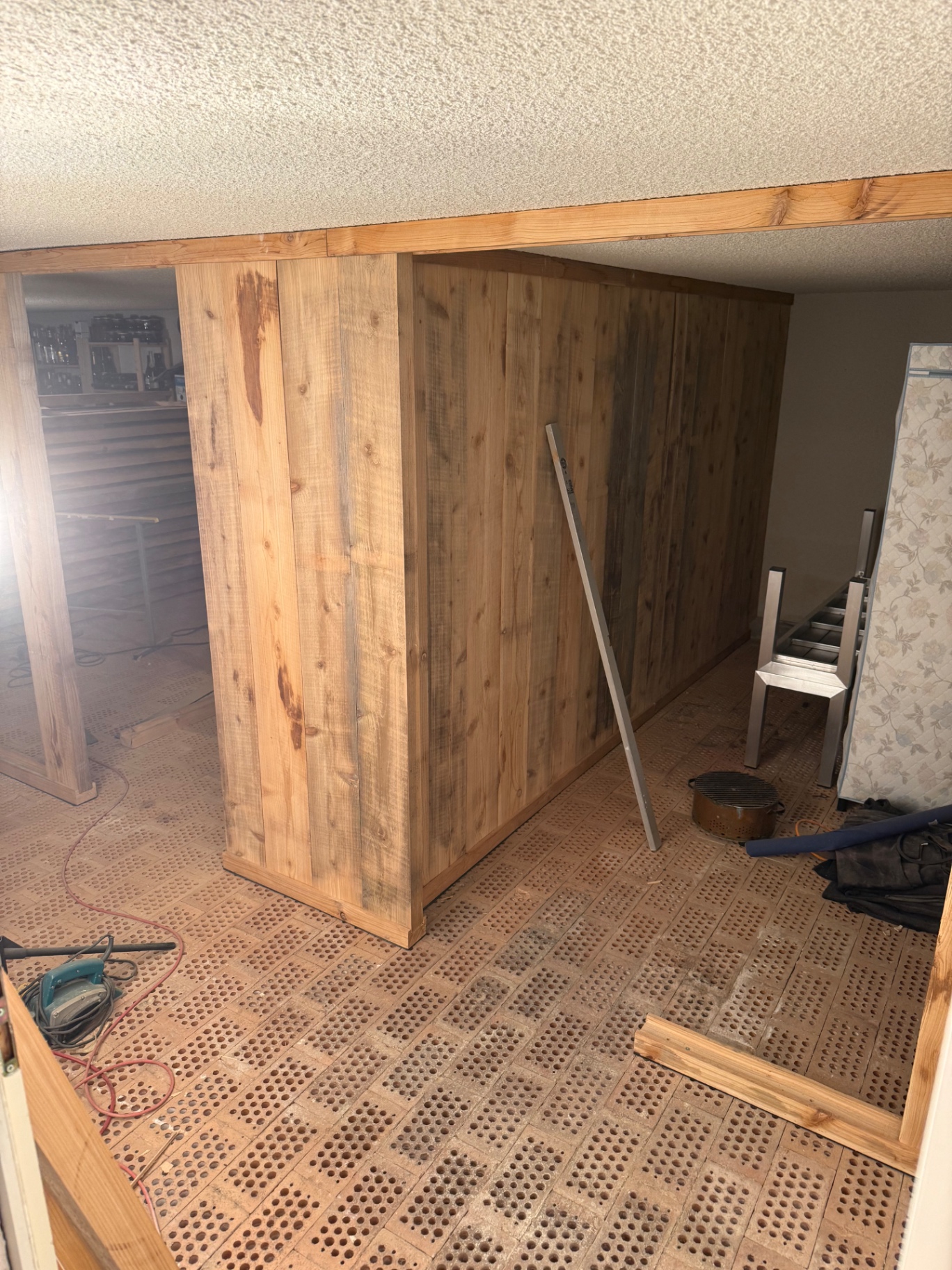 Cloison de cave en bois avec angle et passage en cours d'aménagement