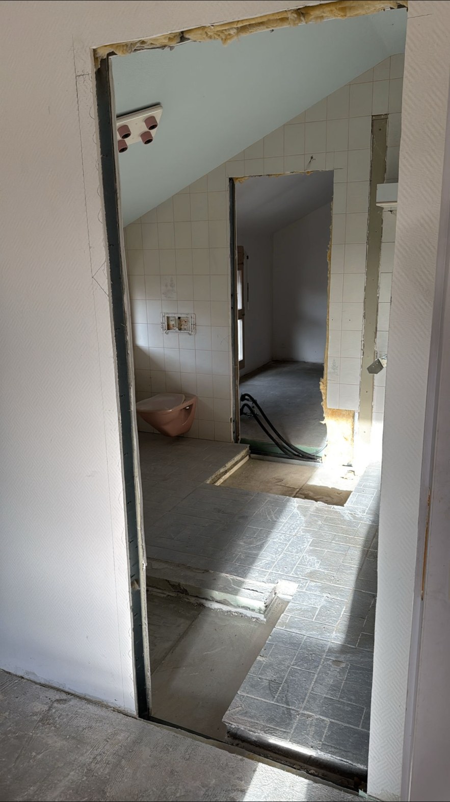 Ouverture de passage créée entre une chambre, un dressing et une salle de bain