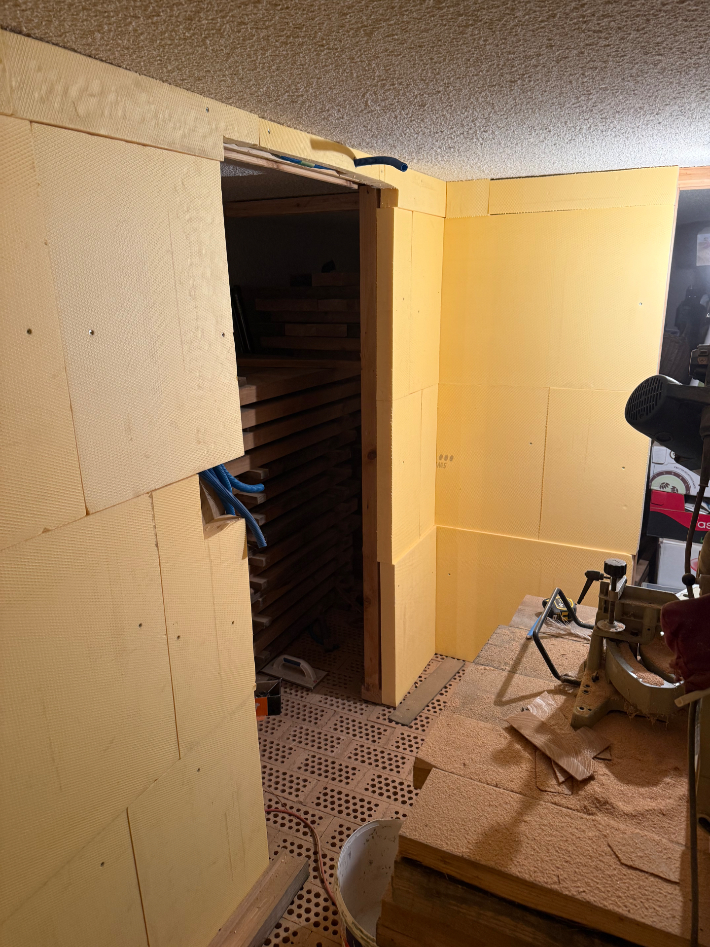 Isolation des cloisons et encadrement d'un passage dans une cave en cours d'aménagement