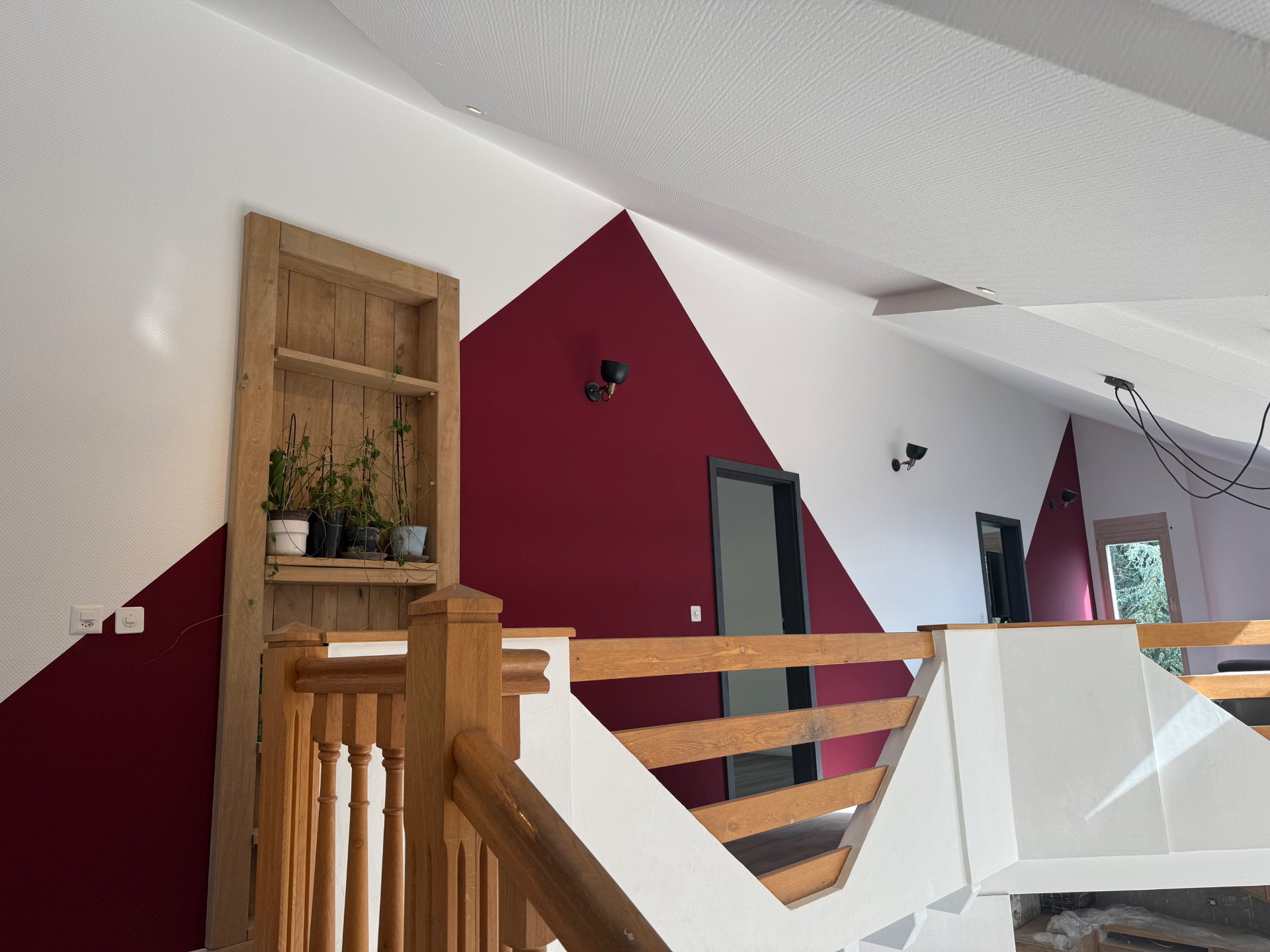 Intérieur réalisé par CR Construction : murs d'accent bordeaux, plafonds et boiseries blancs